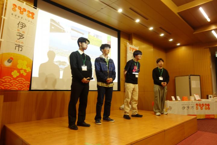 会の様子