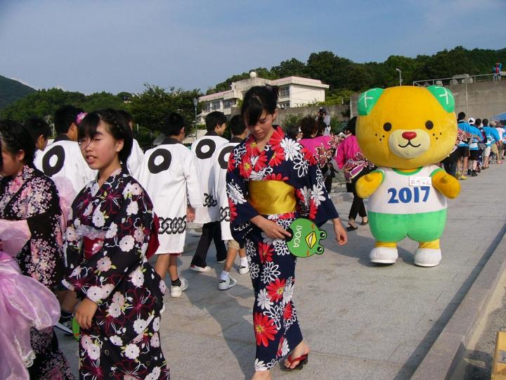 双海の夏祭りで踊るみきゃん