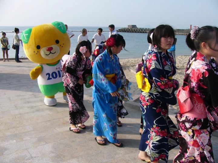 双海の夏祭りで踊り連に続くみきゃん