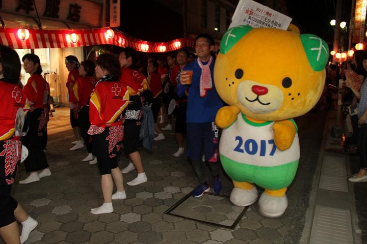 伊予彩まつりで伊予おどりをするみきゃん