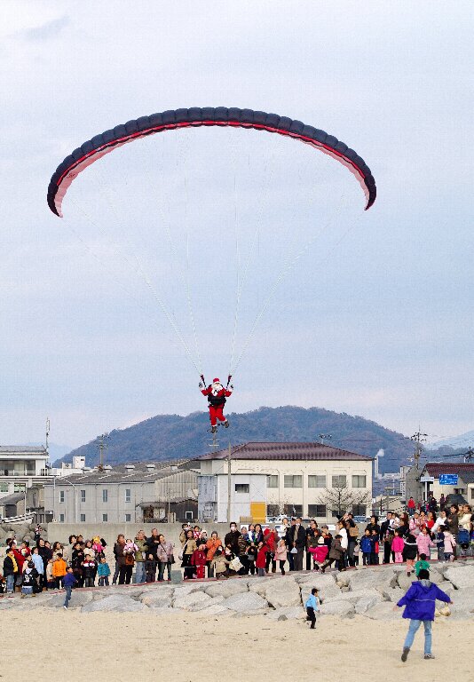 空からサンタがやってくる